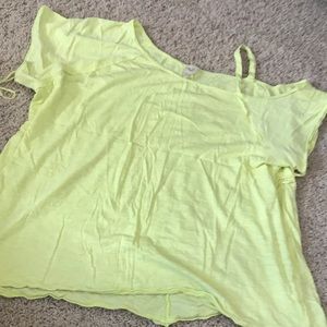 5️⃣for💲2️⃣5️⃣ Free People flowy yellow shirt